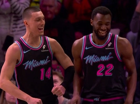 WilliamHill-风卷残云！维金斯速推反击 起飞暴扣打进加罚率队扩大优势